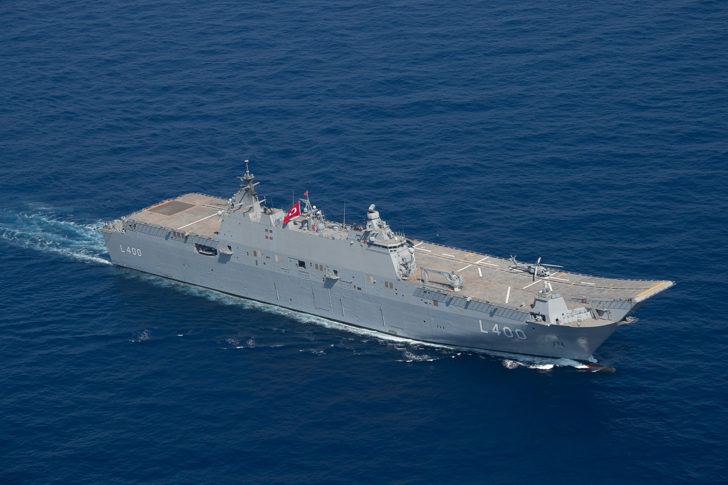 Deniz Kuvvetleri'nin çok maksatlı amfibi hücum gemisi TCG Anadolu (arşiv)