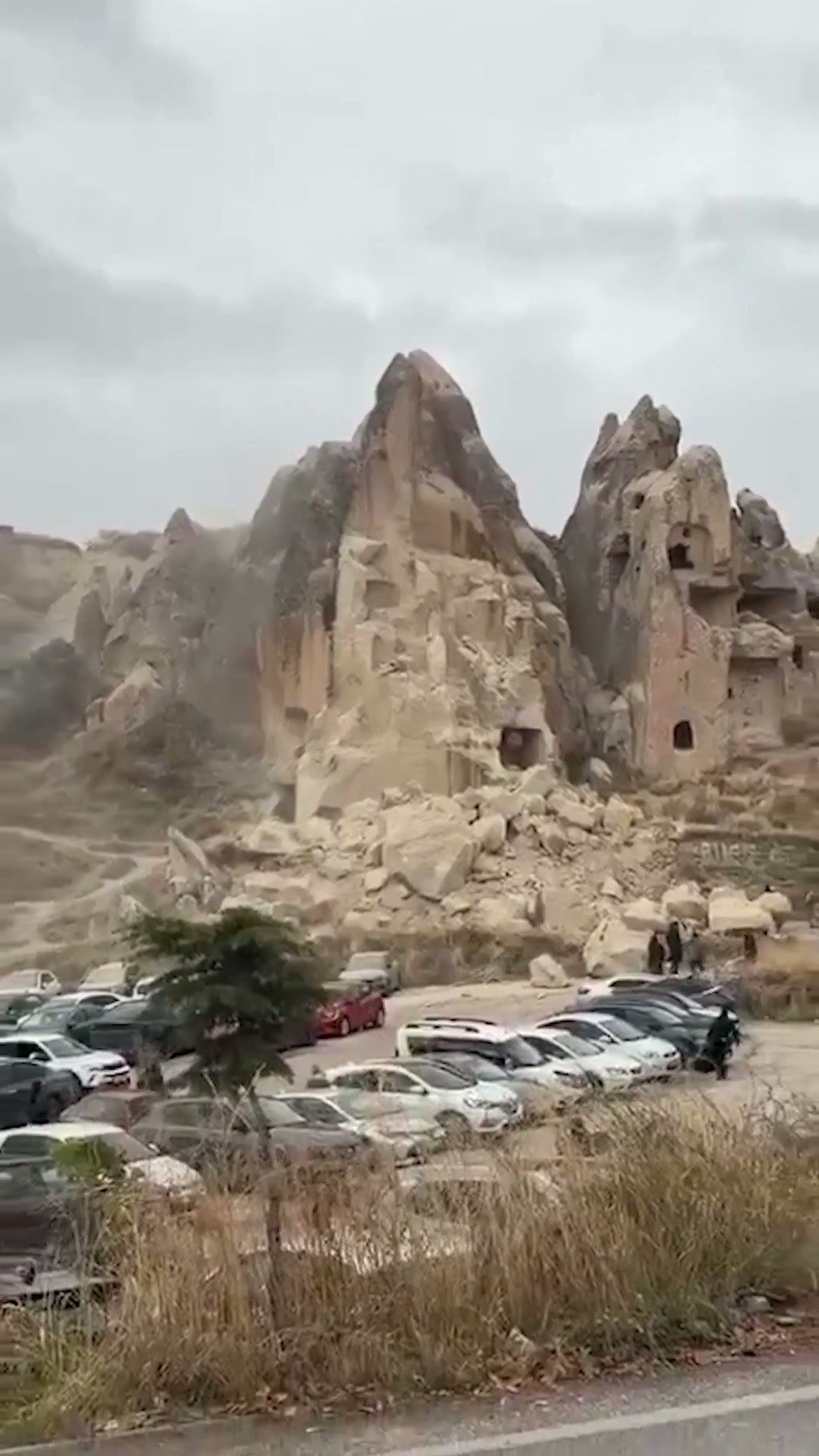 Обломки обрушившейся скалы рядом с парковкой