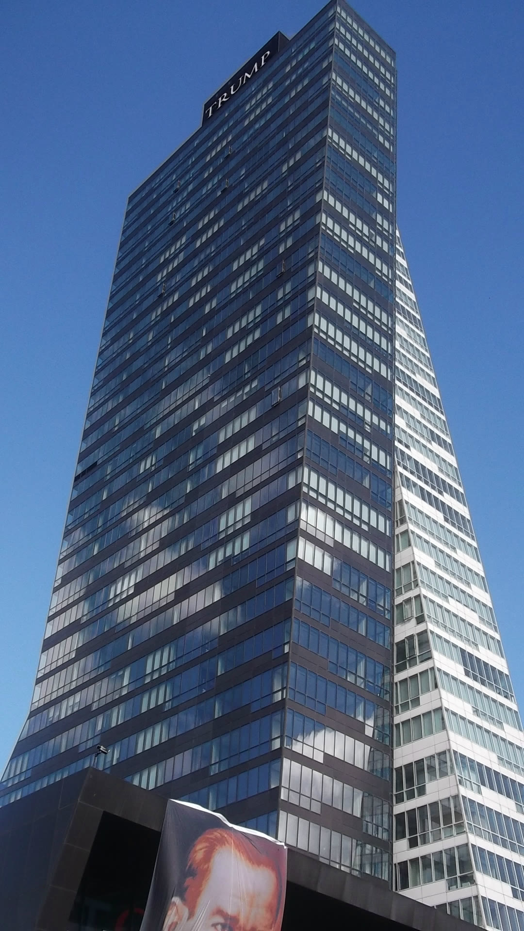 Prömiyerin yapıldığı Trump Kültür ve Gösterim Merkezi'nin bulunduğu Trump Towers (arşiv)