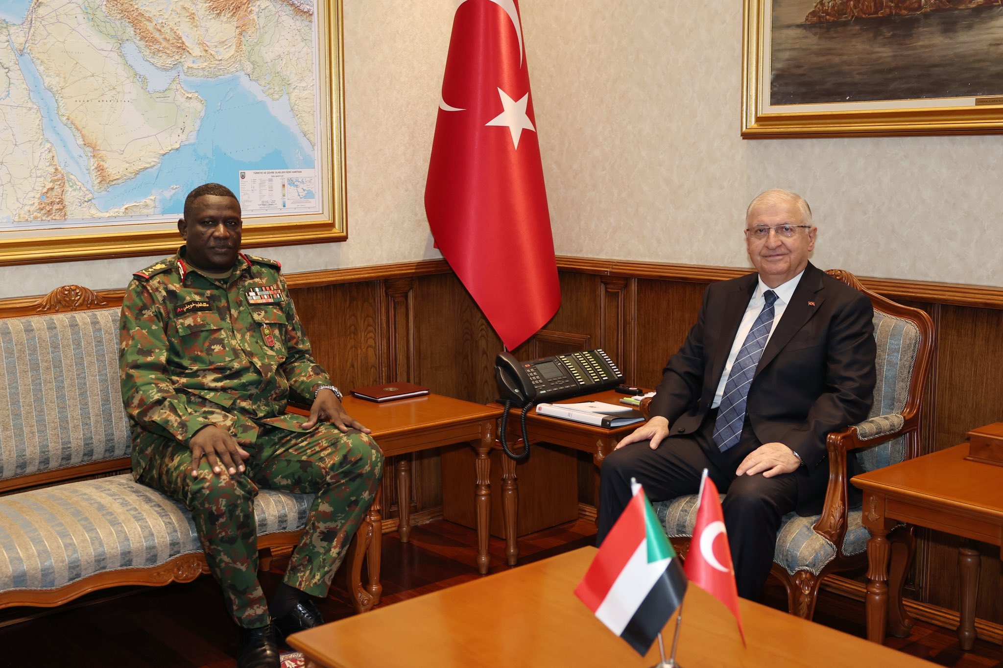 Bakan Güler, Sudanlı komutanı kabul ederken