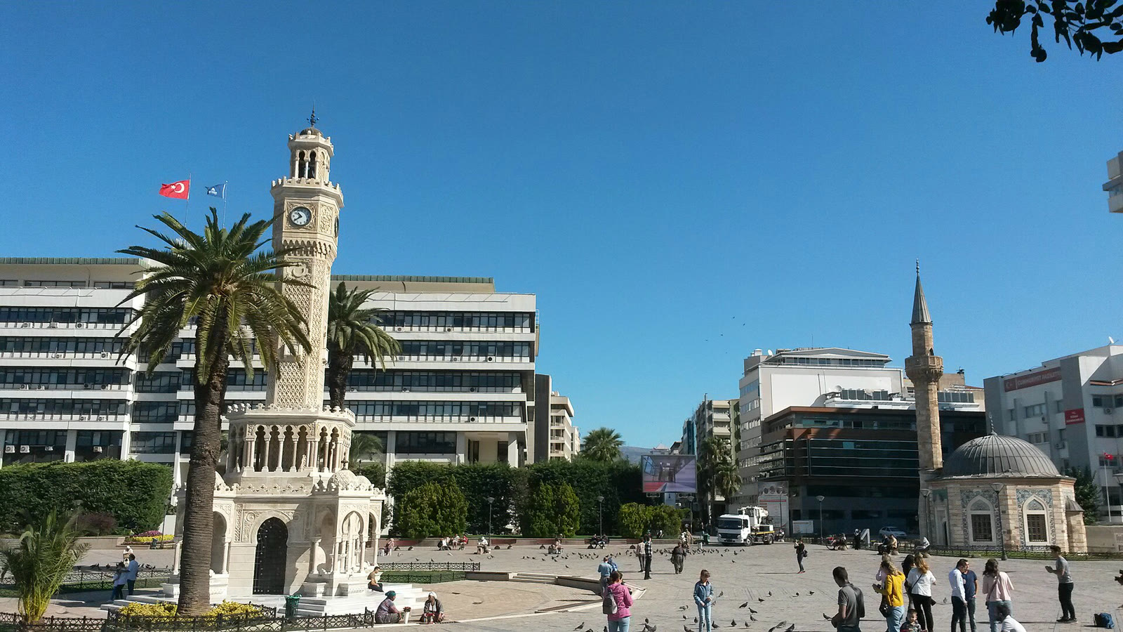 İzmir'in simgelerinden Konak Meydanı ve Saat Kulesi (arşiv)