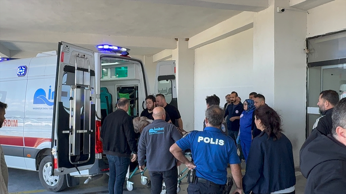 Kurtarılan işçilerden biri hastaneye getirildi