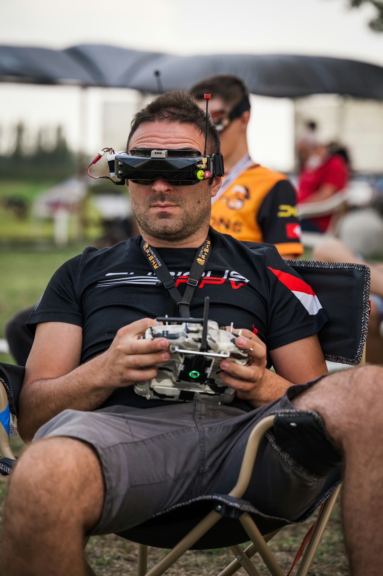 Gözlüklü bir FPV dron pilotu yarış sırasında (arşiv)