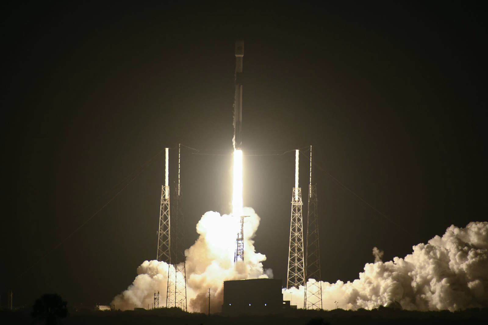 Türksat 5A'yı taşıyan Falcon 9 roketinin fırlatılışı (arşiv)