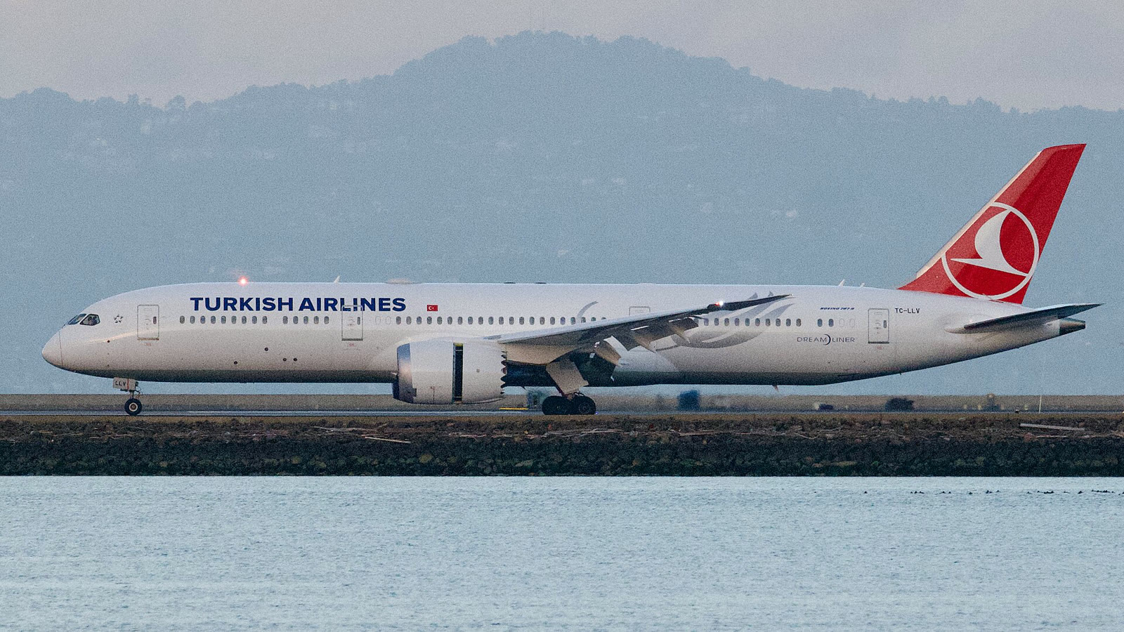 Türk Hava Yolları’na ait Boeing 787 San Francisco’da