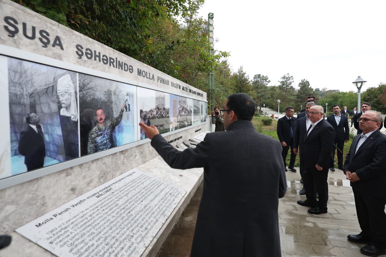 Bakanlar, Şuşa'daki Molla Penah Vakıf anıtını inceledi