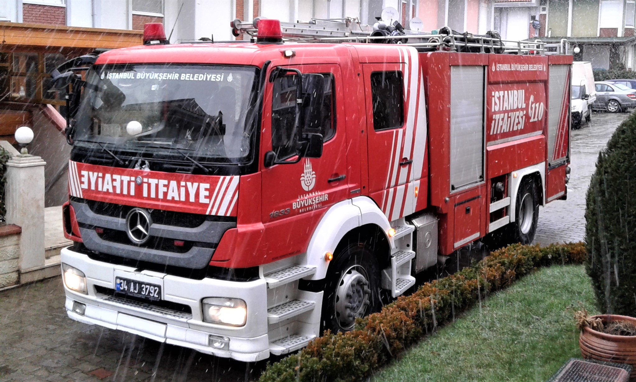 İstanbul İtfaiyesine ait bir itfaiye aracı (arşiv)
