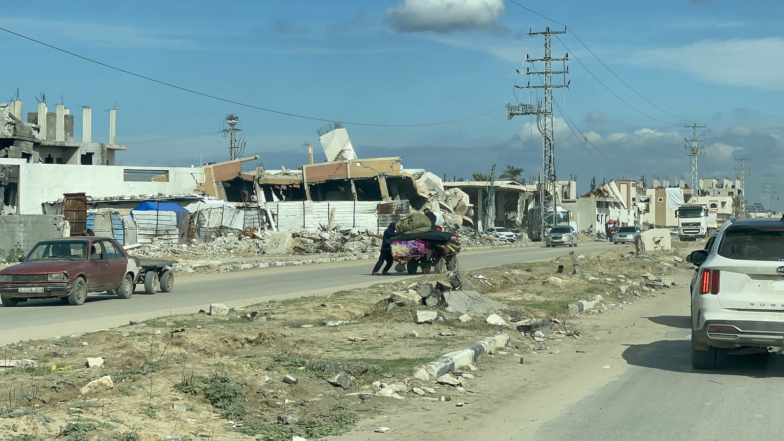 Gazze Şeridi'nde yıkılan binaların önünden geçen bir yol (arşiv, Ocak 2025)