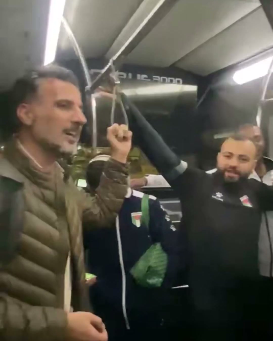 Futbolcular marşa eşlik etti