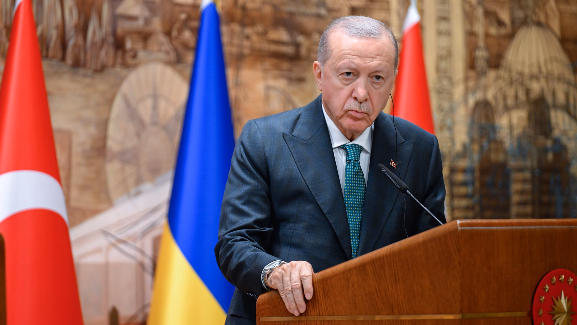 Cumhurbaşkanı Erdoğan, Dolmabahçe Çalışma Ofisi'ndeki ortak basın toplantısında konuşuyor