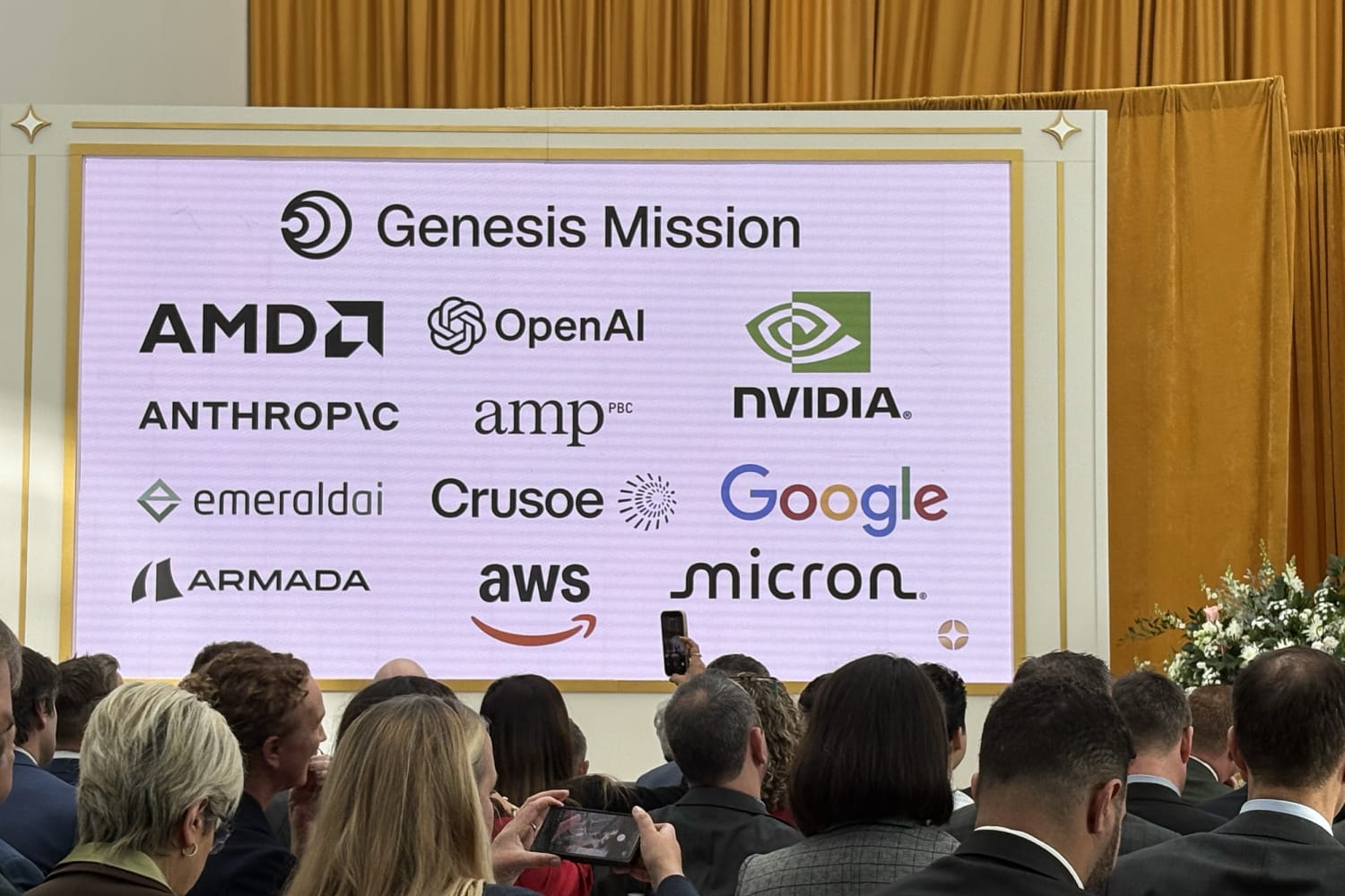 Zirvede Genesis Misyonu ortaklarını gösteren ekran
