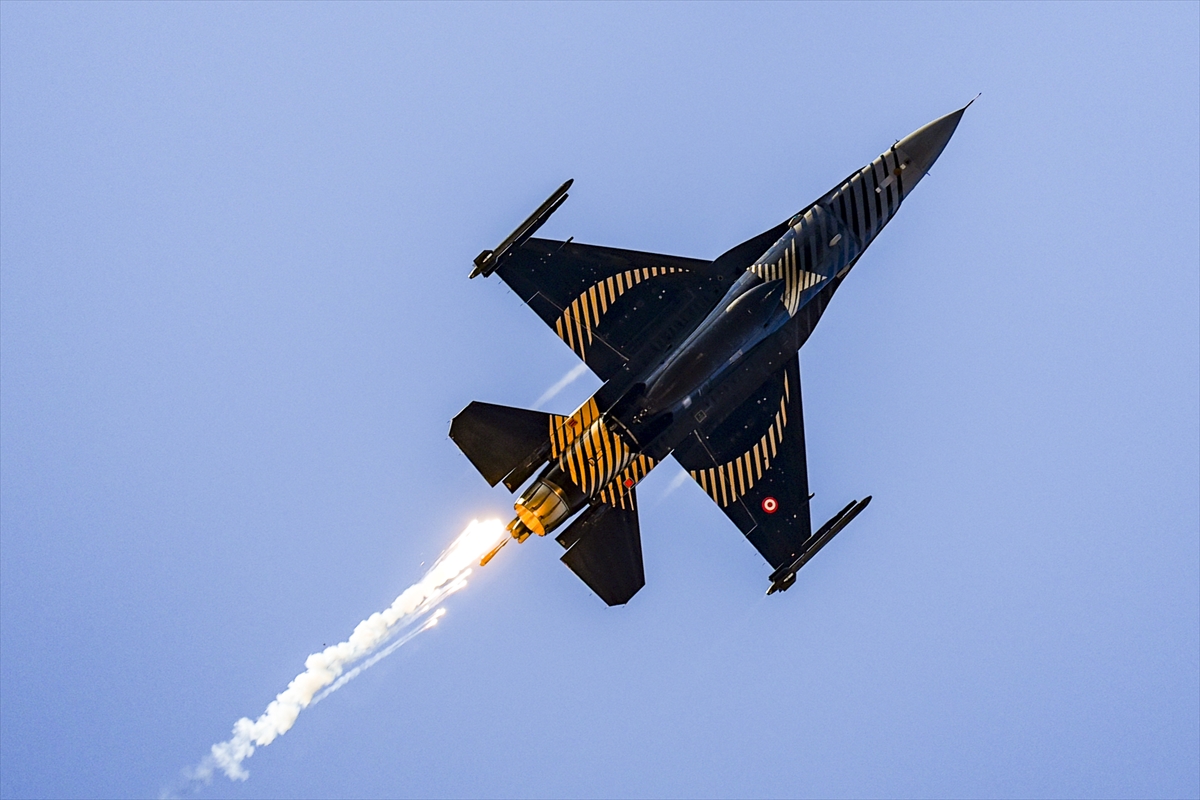 SOLOTÜRK F-16'sı, TEKNOFEST Güneydoğu'daki gösteri uçuşunda (30 Eylül 2026)