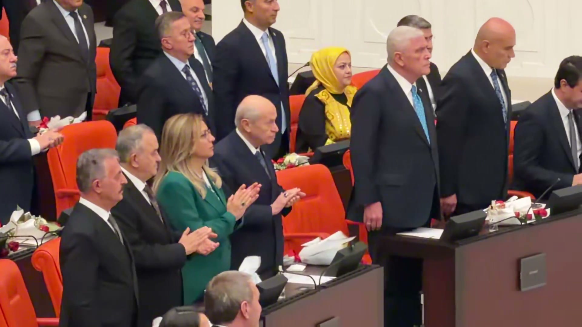 MHP Genel Başkanı Devlet Bahçeli ve milletvekilleri Erdoğan'ı ayakta alkışlarken