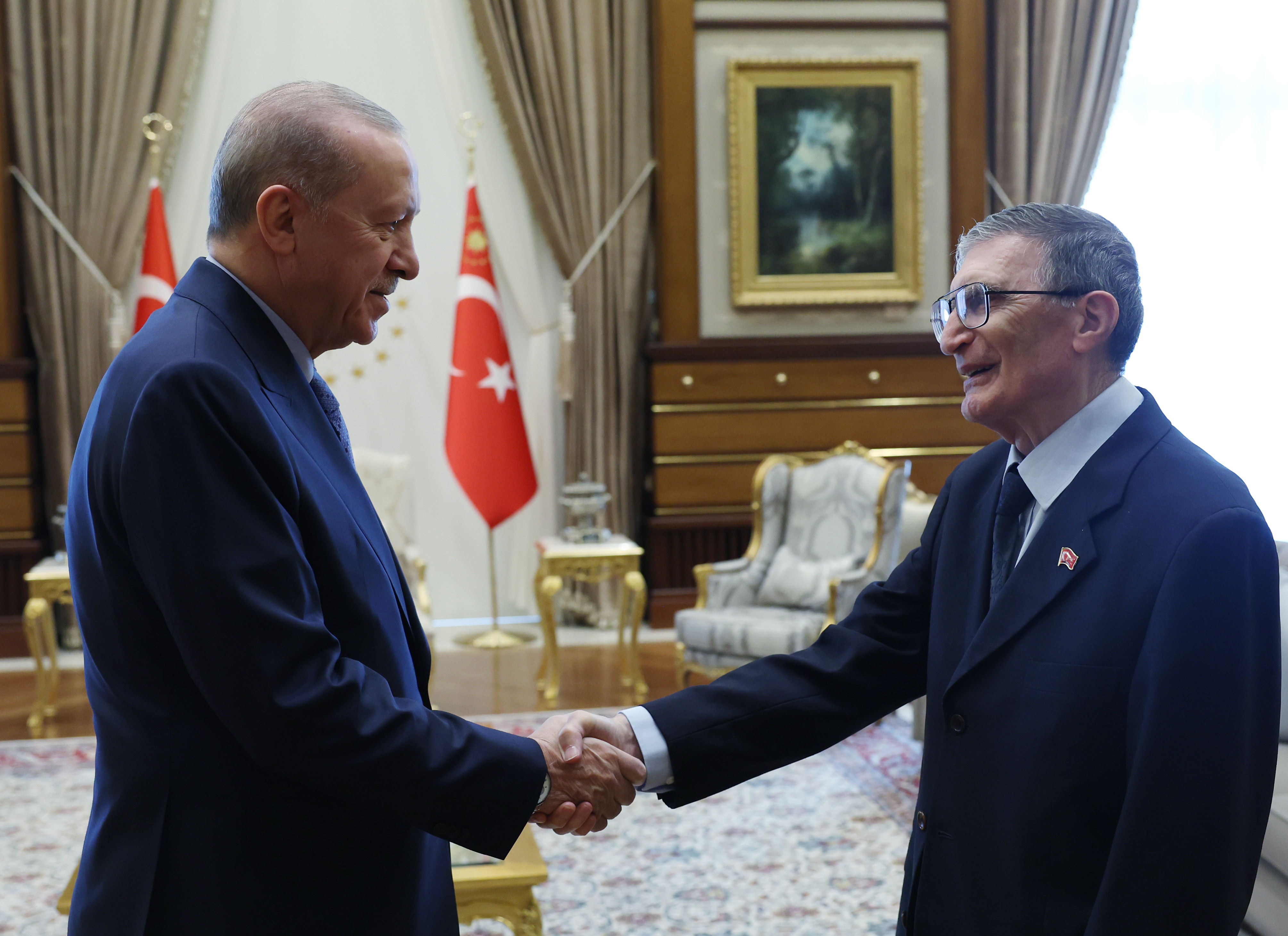 Cumhurbaşkanı Erdoğan, Aziz Sancar ile tokalaşırken
