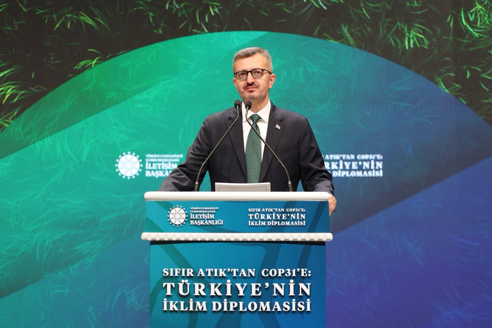 İletişim Başkanı Burhanettin Duran panelde konuşurken