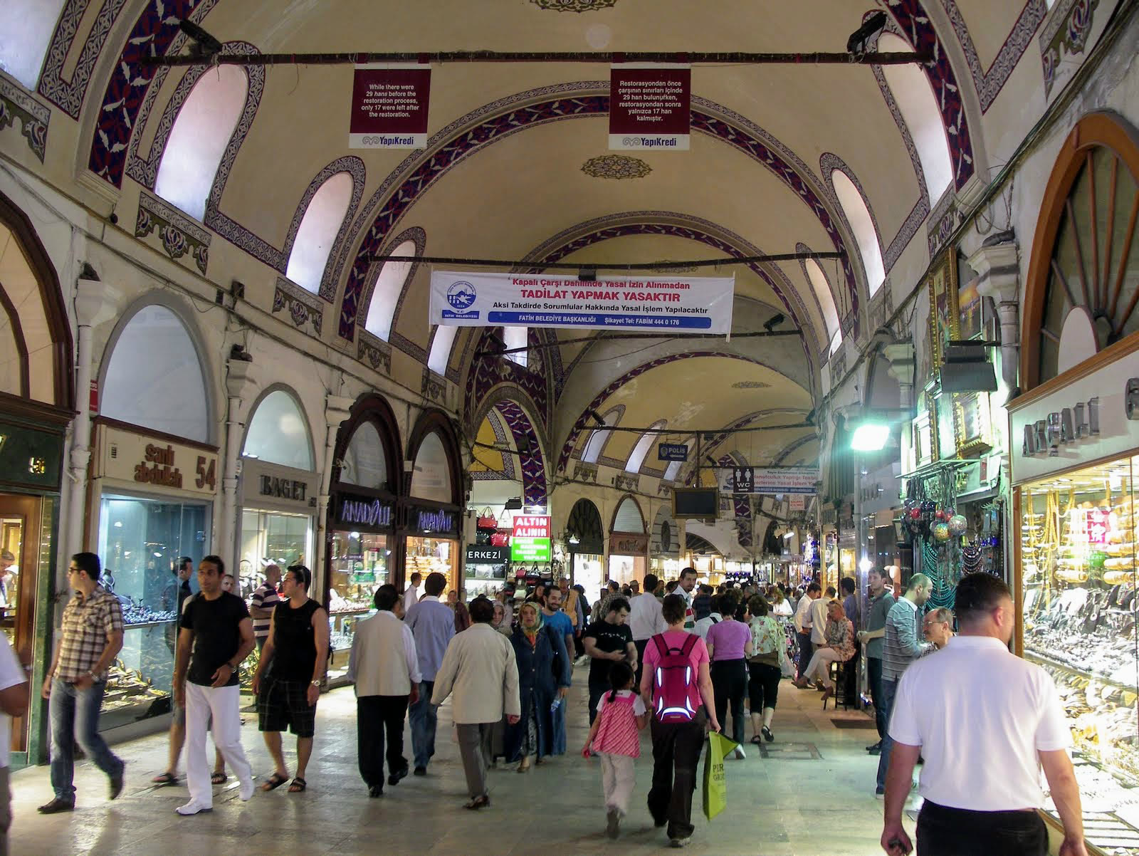 İstanbul Kapalıçarşı’da alışveriş yapanlar
