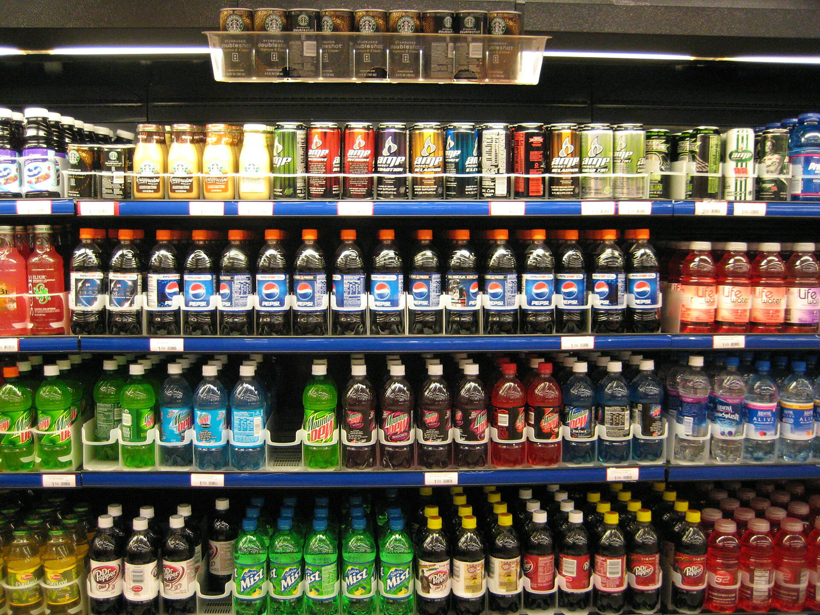 Sugary drinks on a supermarket shelf (archive)