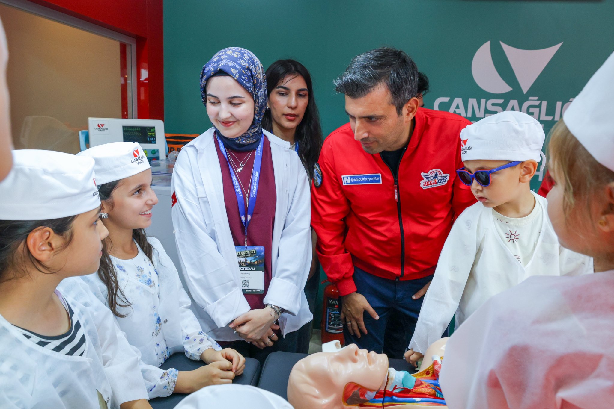Çocuklar Cansağlığı Vakfı standında ilk yardım eğitimi aldı