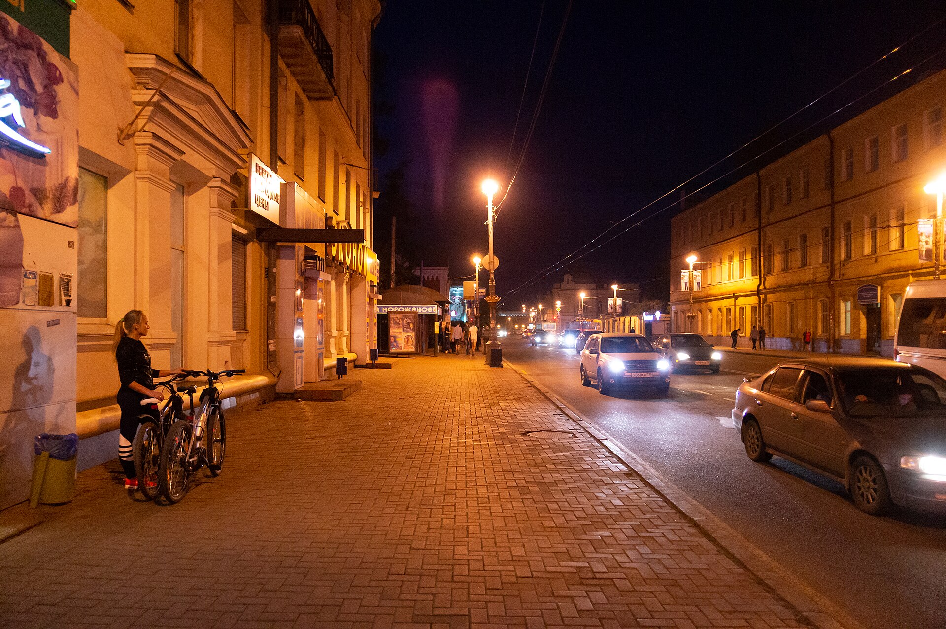 İrkutsk'ta akşam saatlerinde bir cadde (arşiv)