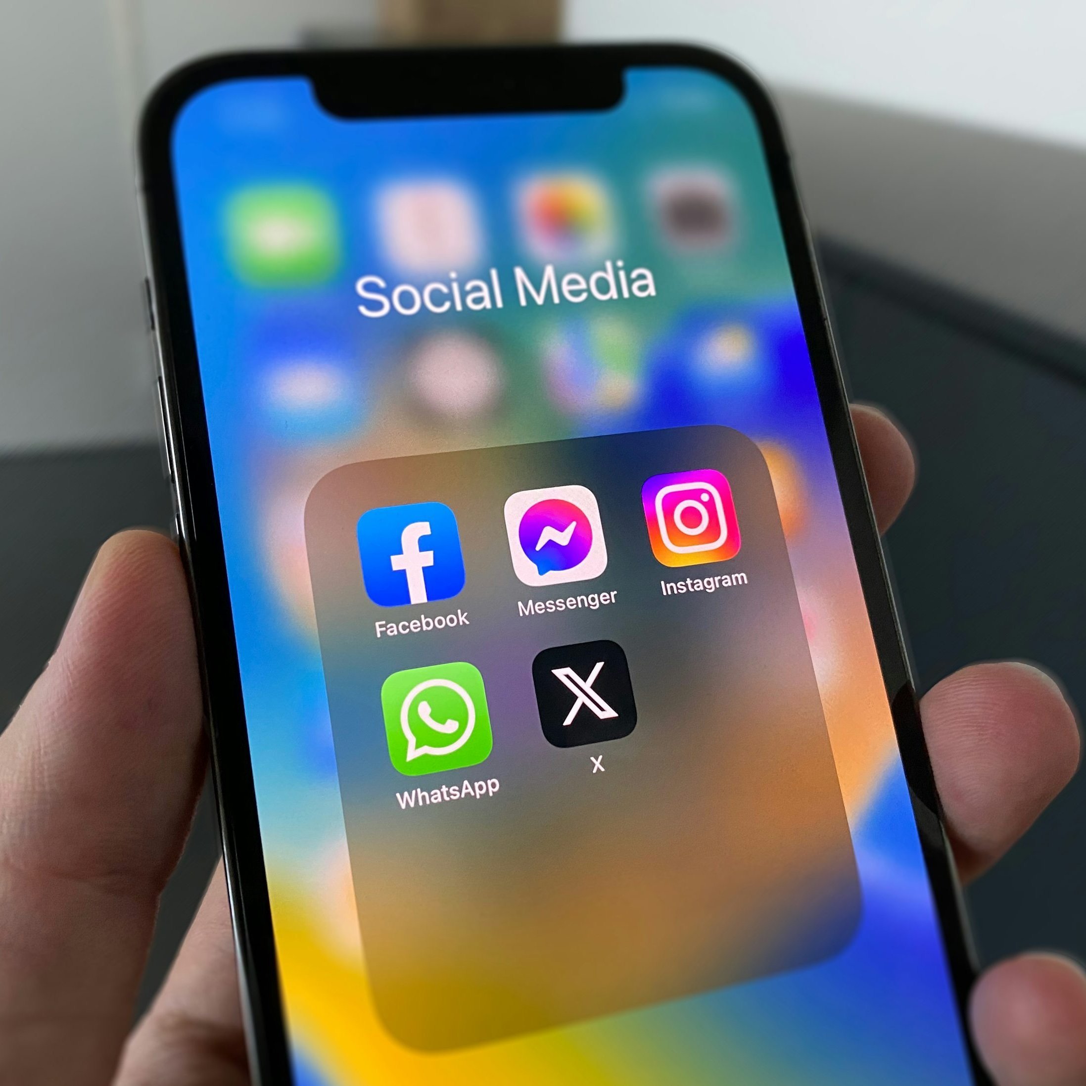 Telefon ekranında sosyal ağ uygulamaları (temsili)