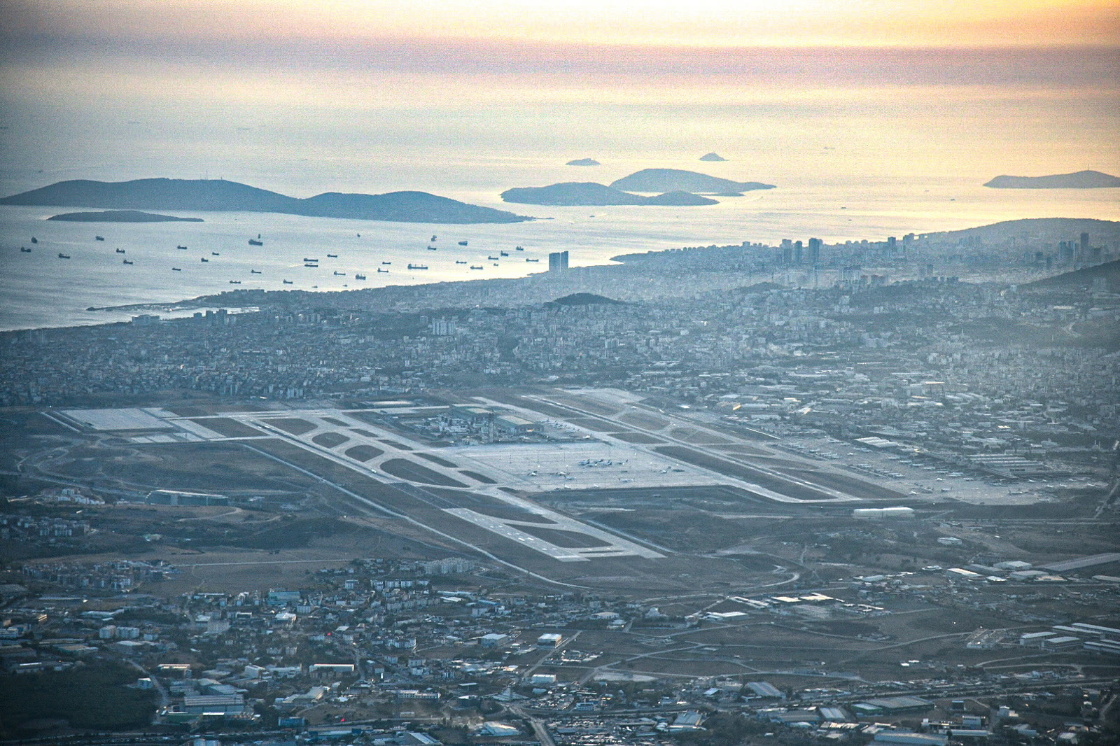 İstanbul Sabiha Gökçen Uluslararası Havalimanı'nın havadan görünümü (2024, arşiv)