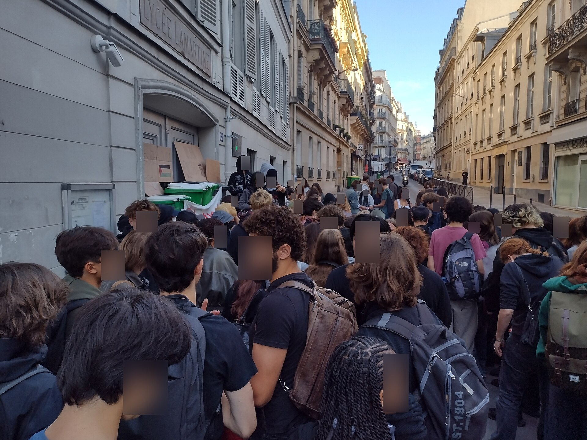 Paris'te lise öğrencilerinin okul önündeki eylemi (arşiv, 2025)