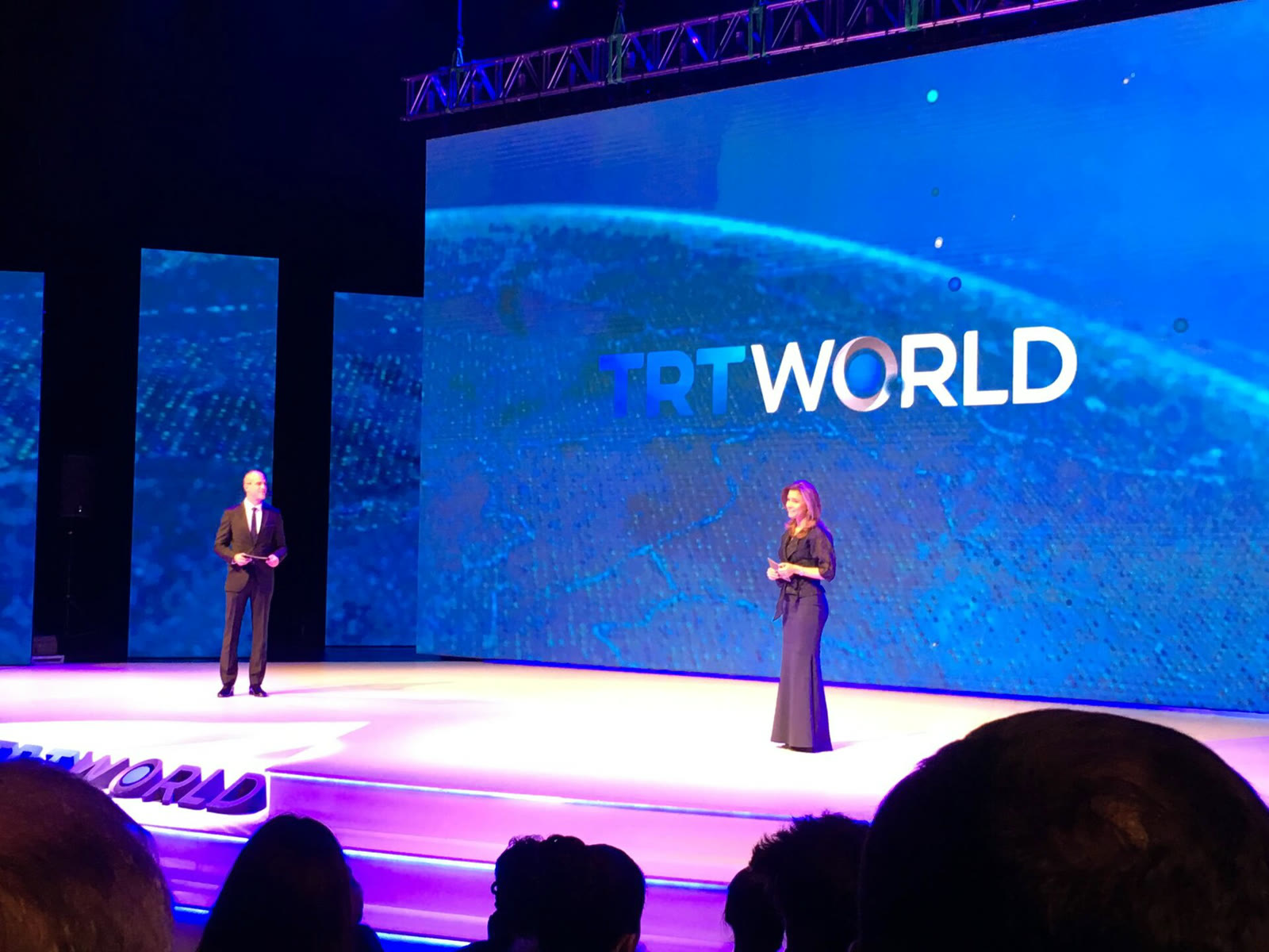 TRT World logosu bir etkinlik sahnesinde (arşiv)