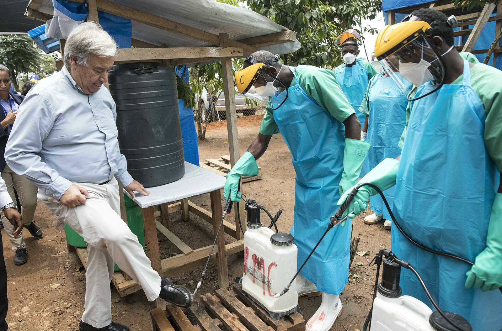 KDC'de bir Ebola tedavi merkezinde dezenfeksiyon yapan sağlık çalışanları (arşiv, 2019)