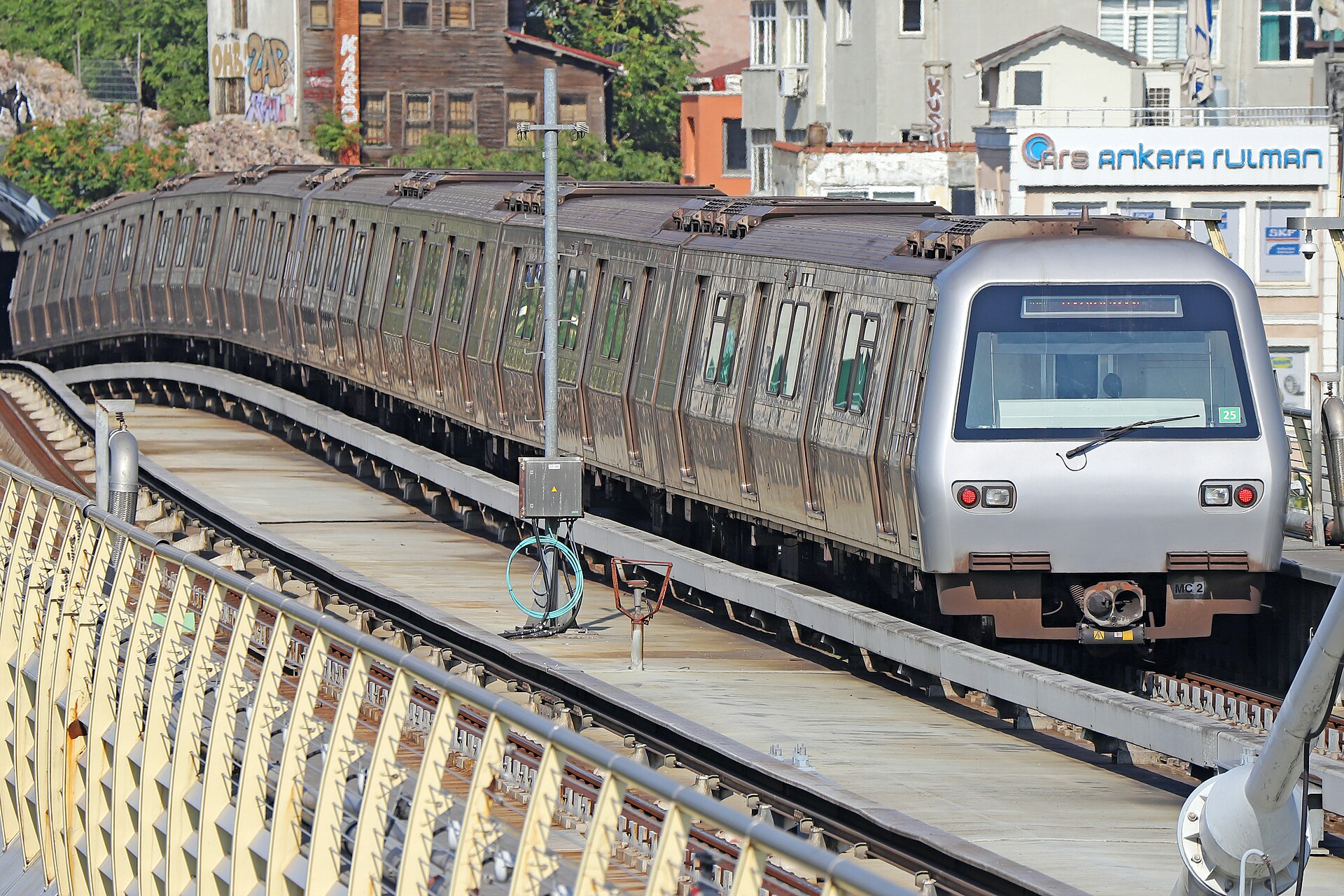 İstanbul metrosunun M2 hattında bir tren (arşiv)