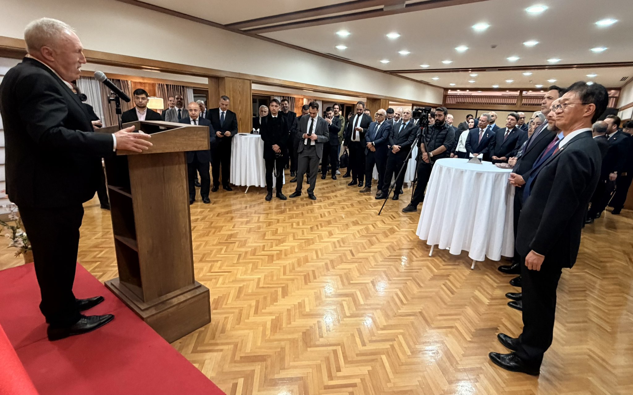 Resepsiyonda konuşma yapan Büyükelçi Mercan