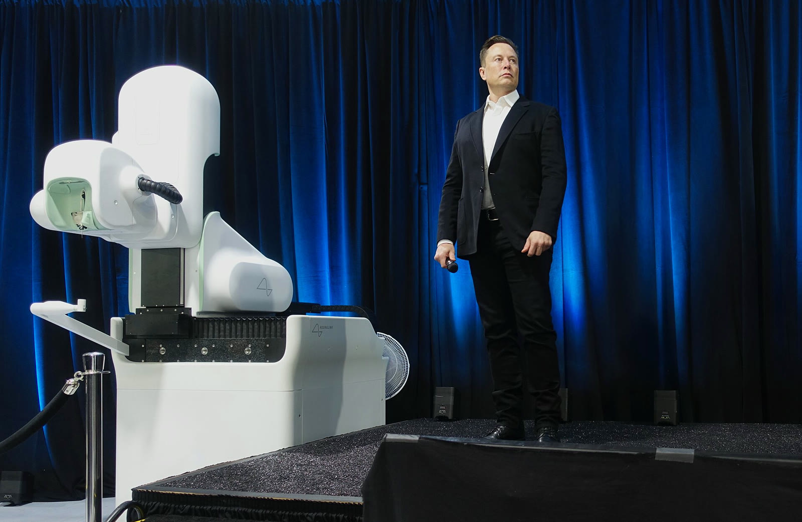 Elon Musk at a Neuralink presentation (archive, 2020)