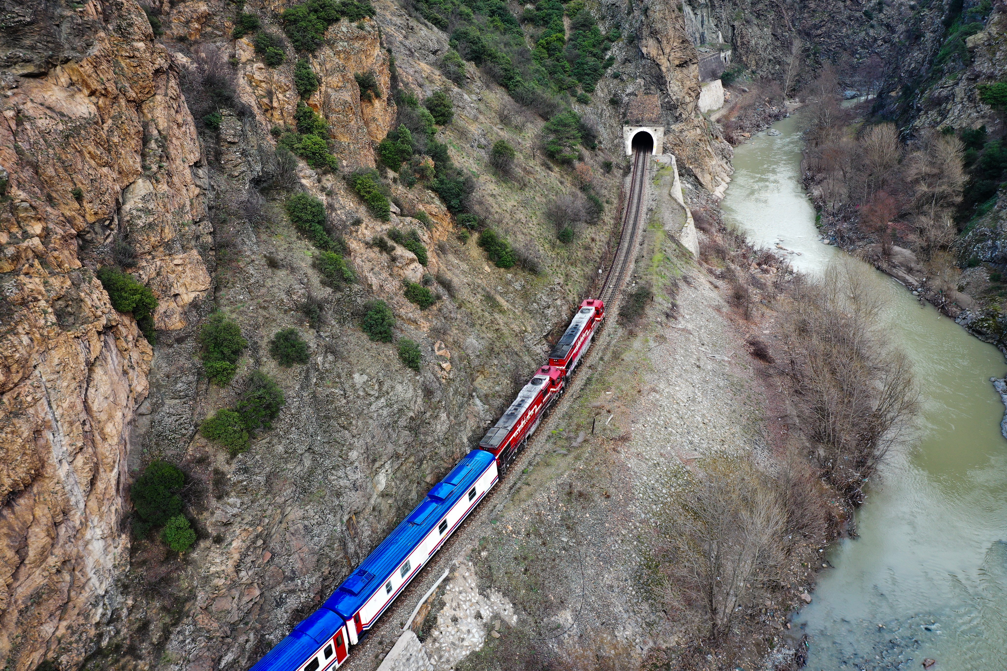 Ankara-Zonguldak hattında vadiden geçen tren