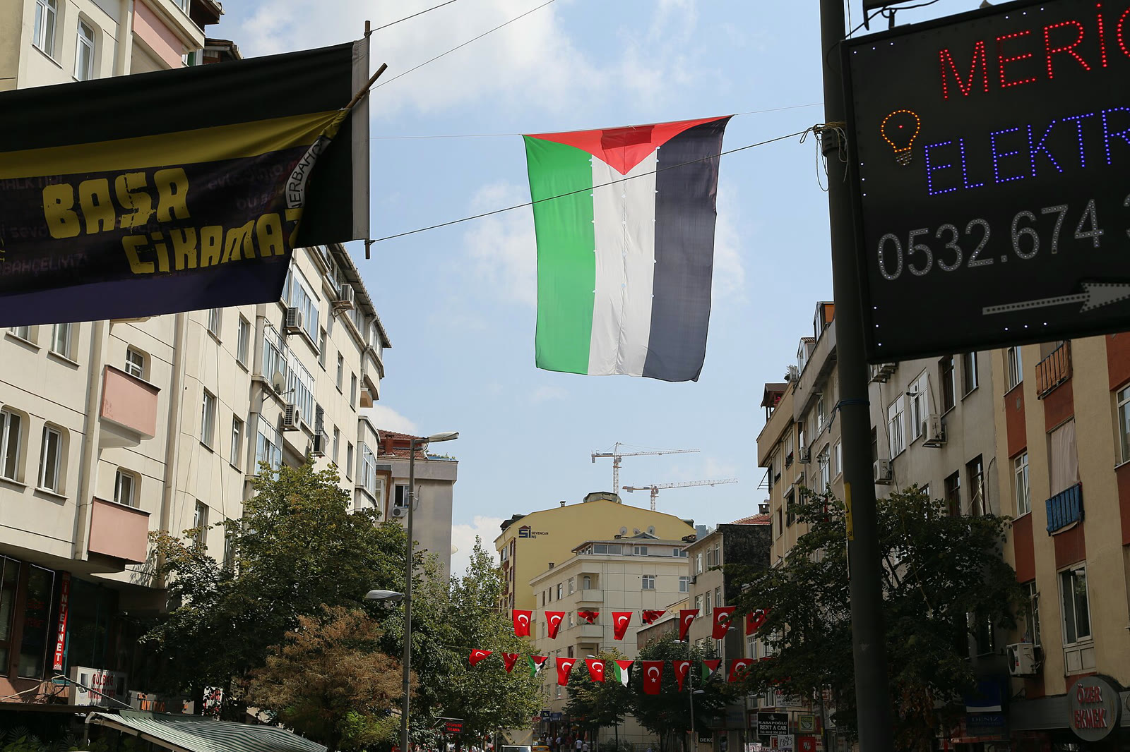 İstanbul Mecidiyeköy'de bir sokağa asılan Filistin bayrağı (arşiv)