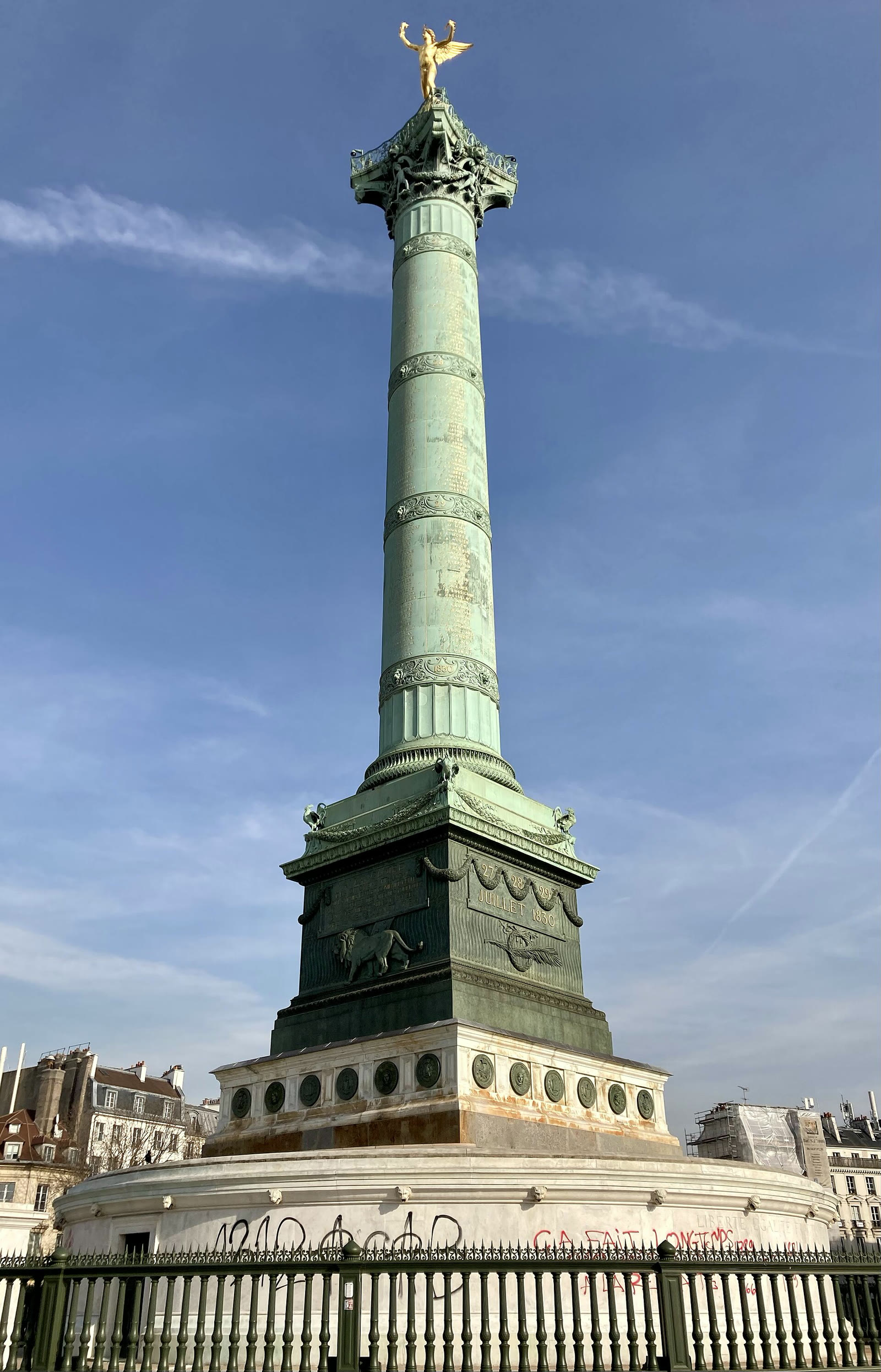 Площадь Бастилии и Июльская колонна в Париже (архив)