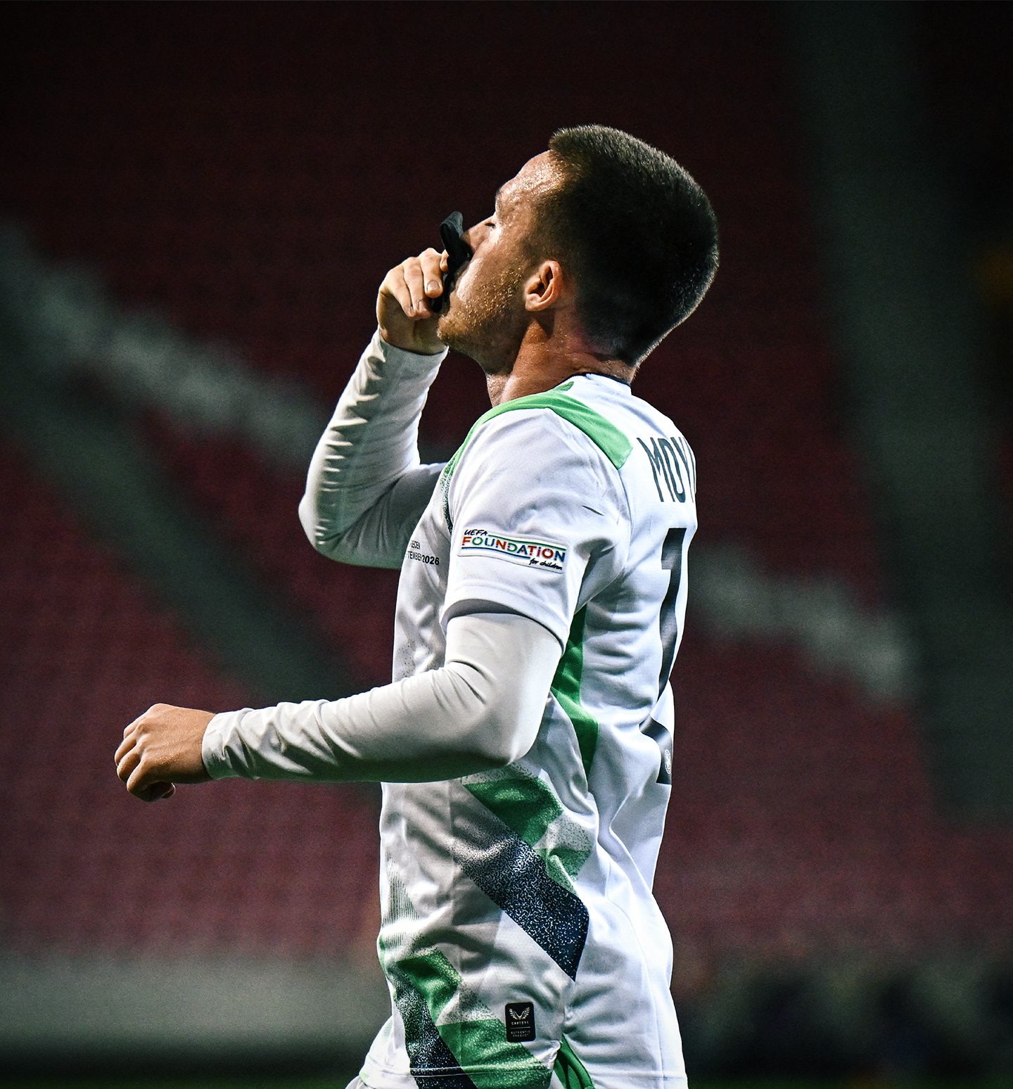 Jack Moylan golünün ardından siyah kol bandını öpüyor