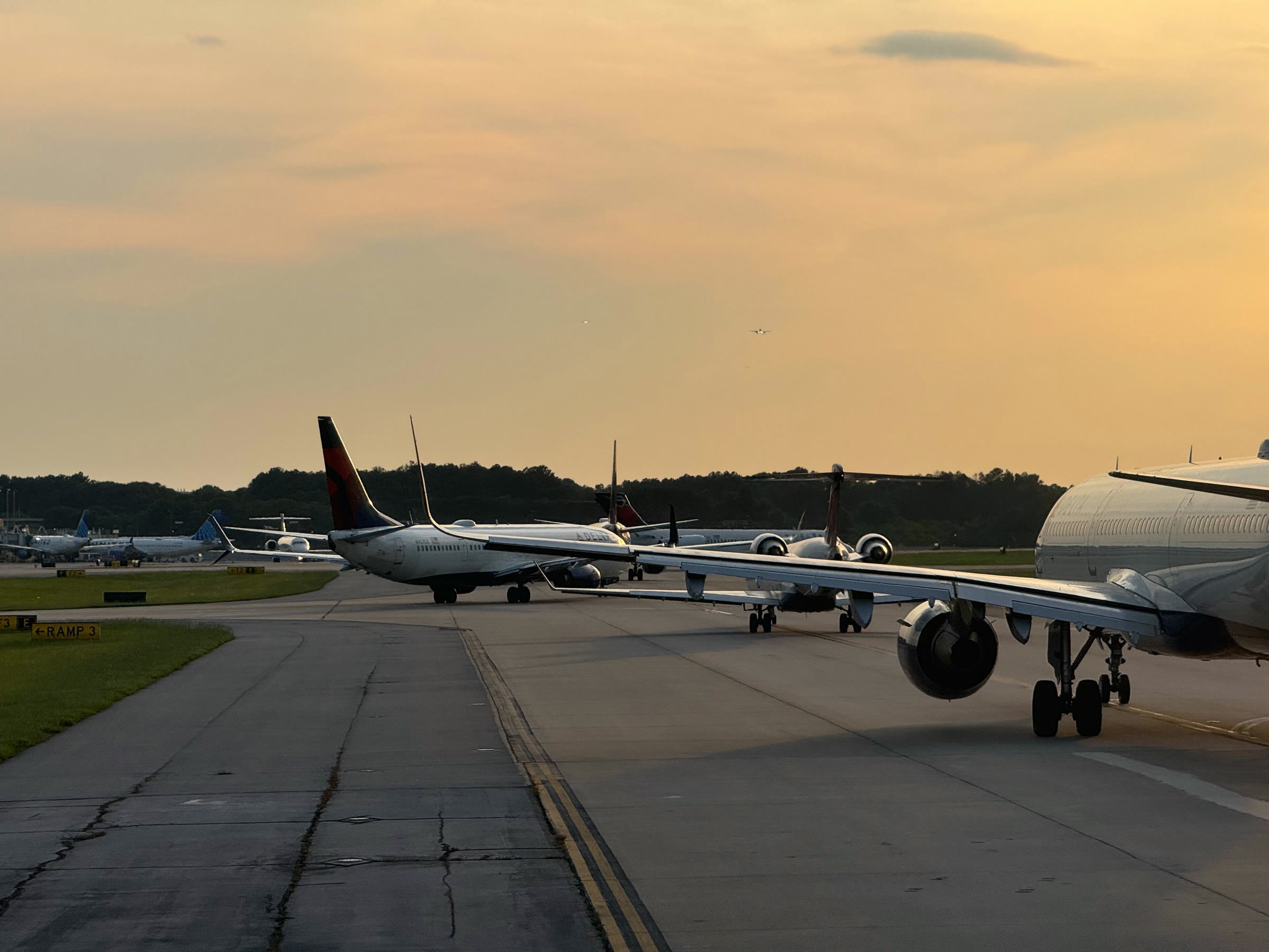 Atlanta Havalimanı’nda kalkış sırası bekleyen uçaklar (arşiv)