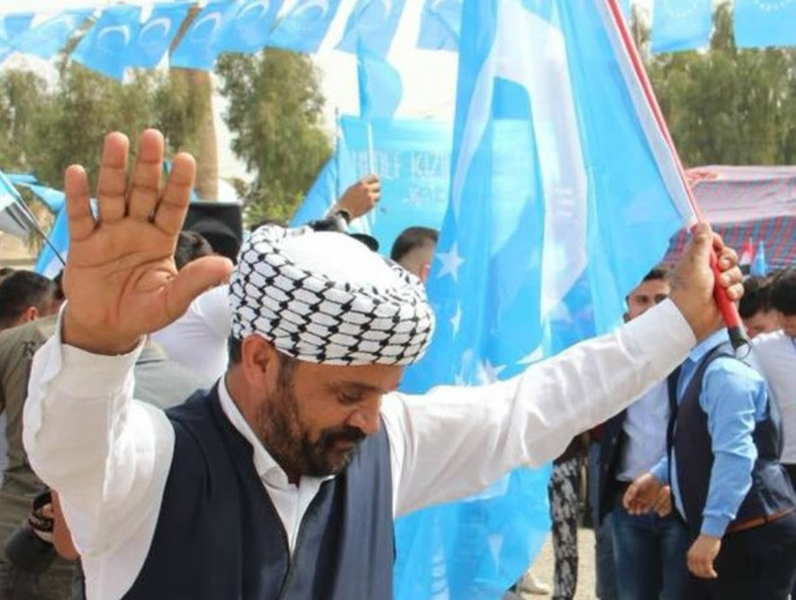Türkmeneli bayrağıyla bir Iraklı Türkmen (arşiv)