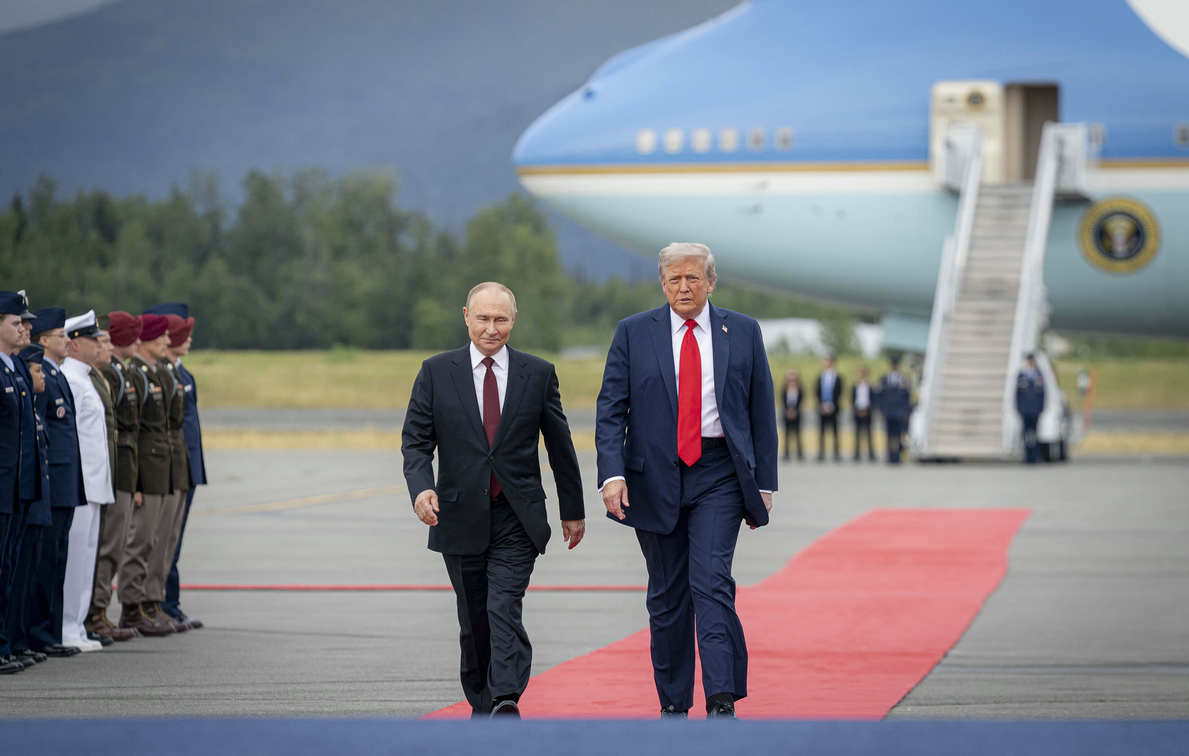 Putin and Trump walk on the red carpet in Alaska (file photo)