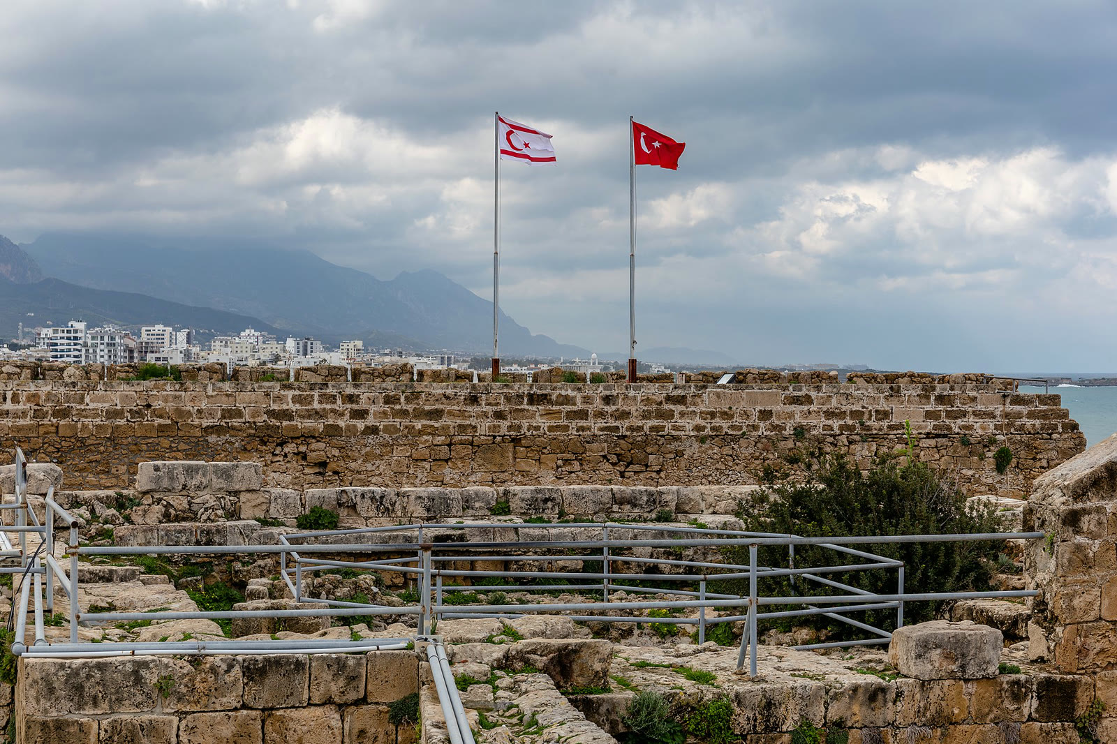 Girne Kalesi'nde Türkiye ve KKTC bayrakları