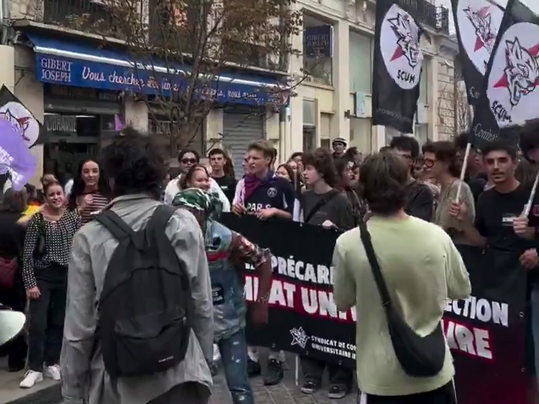 Kent merkezinde toplanan öğrenciler