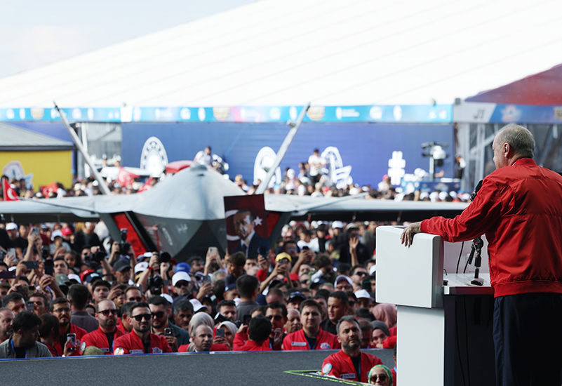 Erdoğan, festivalde sergilenen insansız hava araçlarının önünde konuşuyor