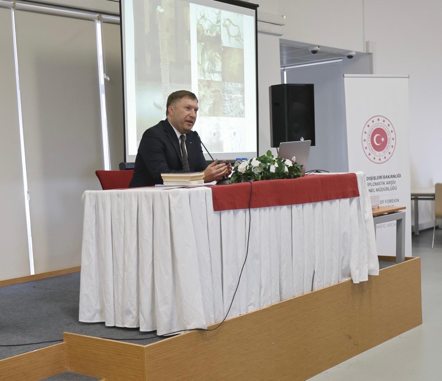 Профессор Селим Феррух Адалı выступает с презентацией