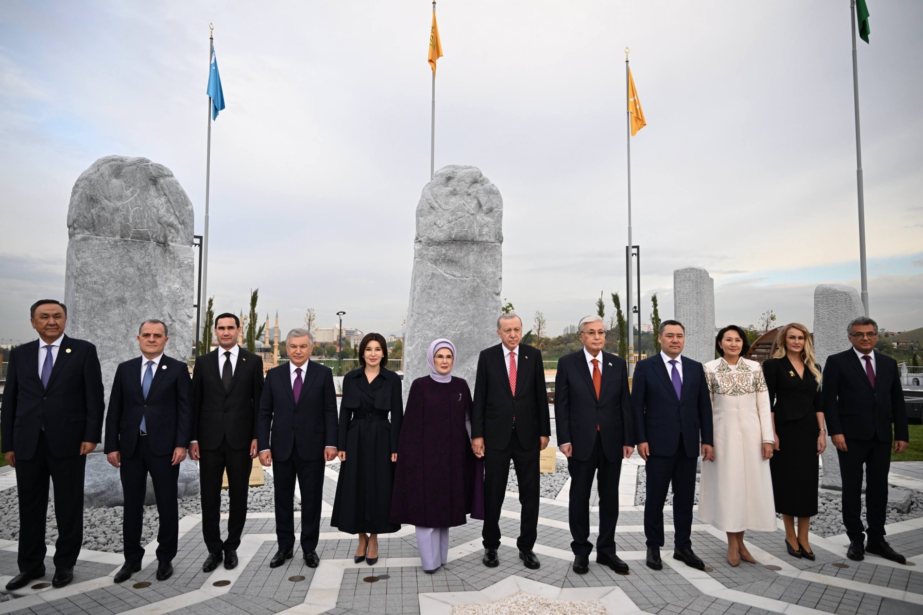 TDT liderleri Türk Devletleri Medeniyet Parkı'nda Orhun Yazıtları örneklerinin önünde