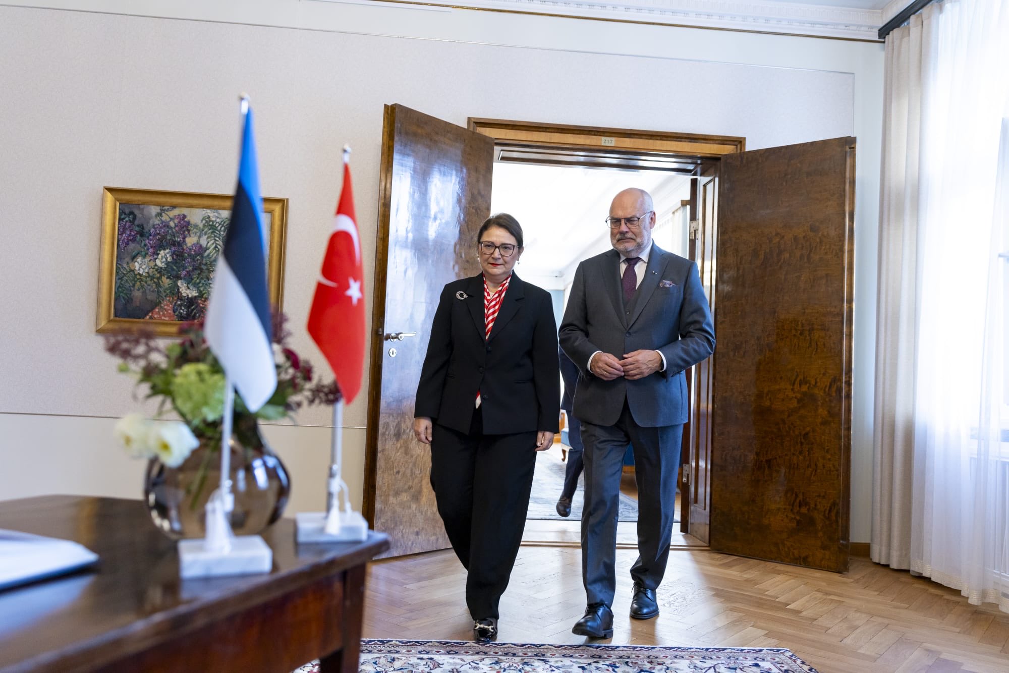 Büyükelçi Özçeri ve Cumhurbaşkanı Karis, görüşme öncesinde