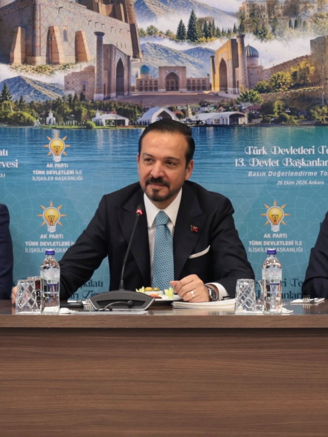 AK Parti Türk Devletleri ile İlişkiler Başkanı Prof. Dr. Kürşad Zorlu gazetecilerle görüşürken