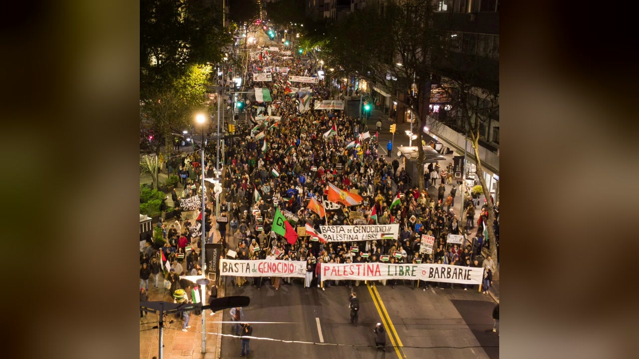 Montevideo'nun ana caddesini dolduran yürüyüş (havadan)