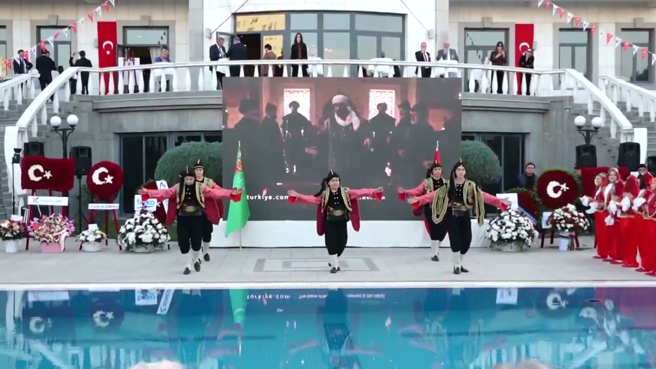 Aşkabat'taki resepsiyonda havuz başında halk oyunları gösterisi
