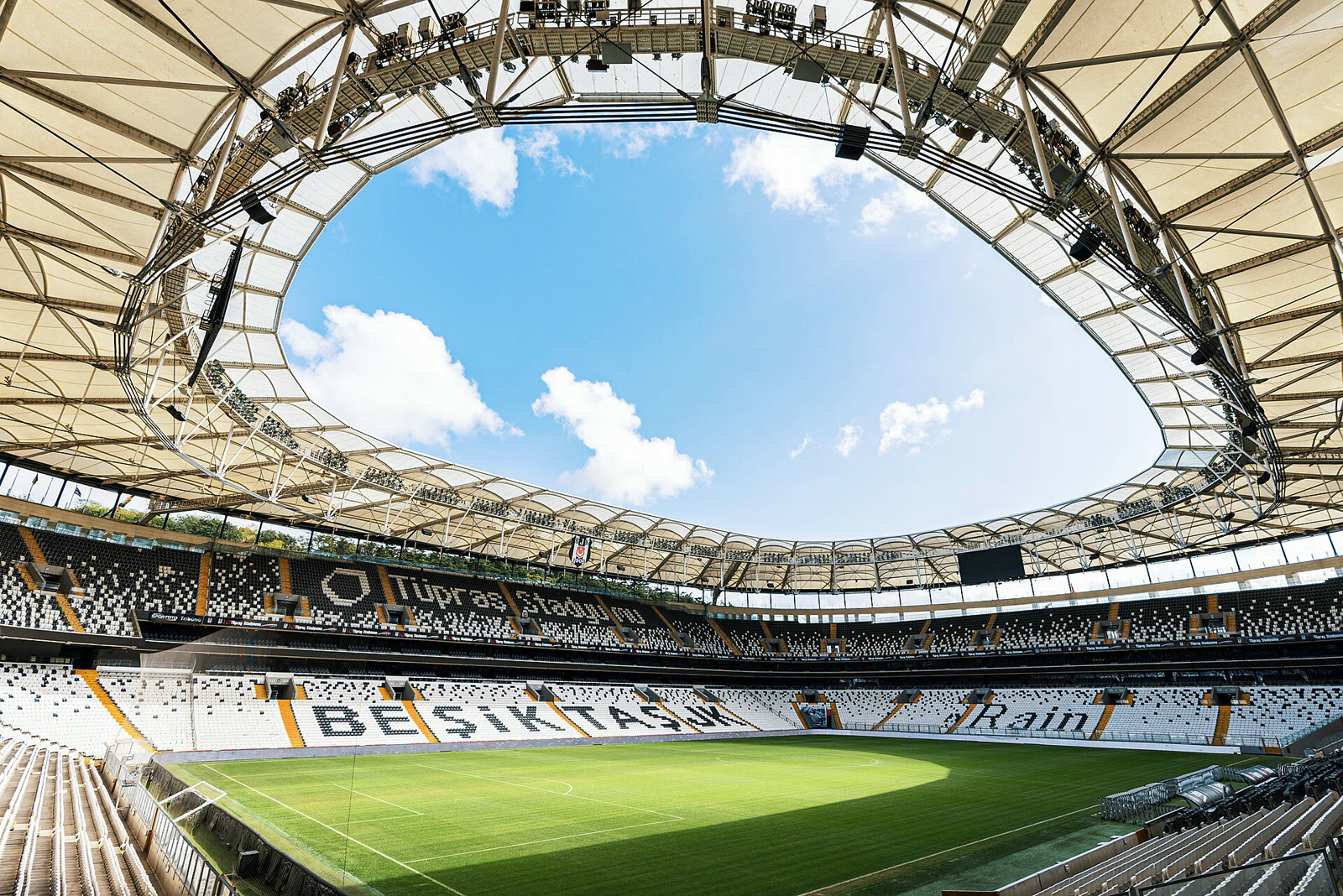 Beşiktaş'ın iç saha maçlarını oynadığı Tüpraş Stadyumu