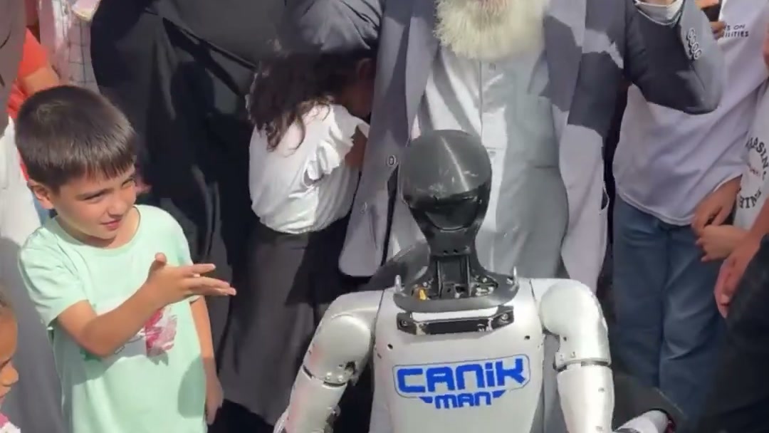 CANİKMAN, dans sırasında çocuklarla