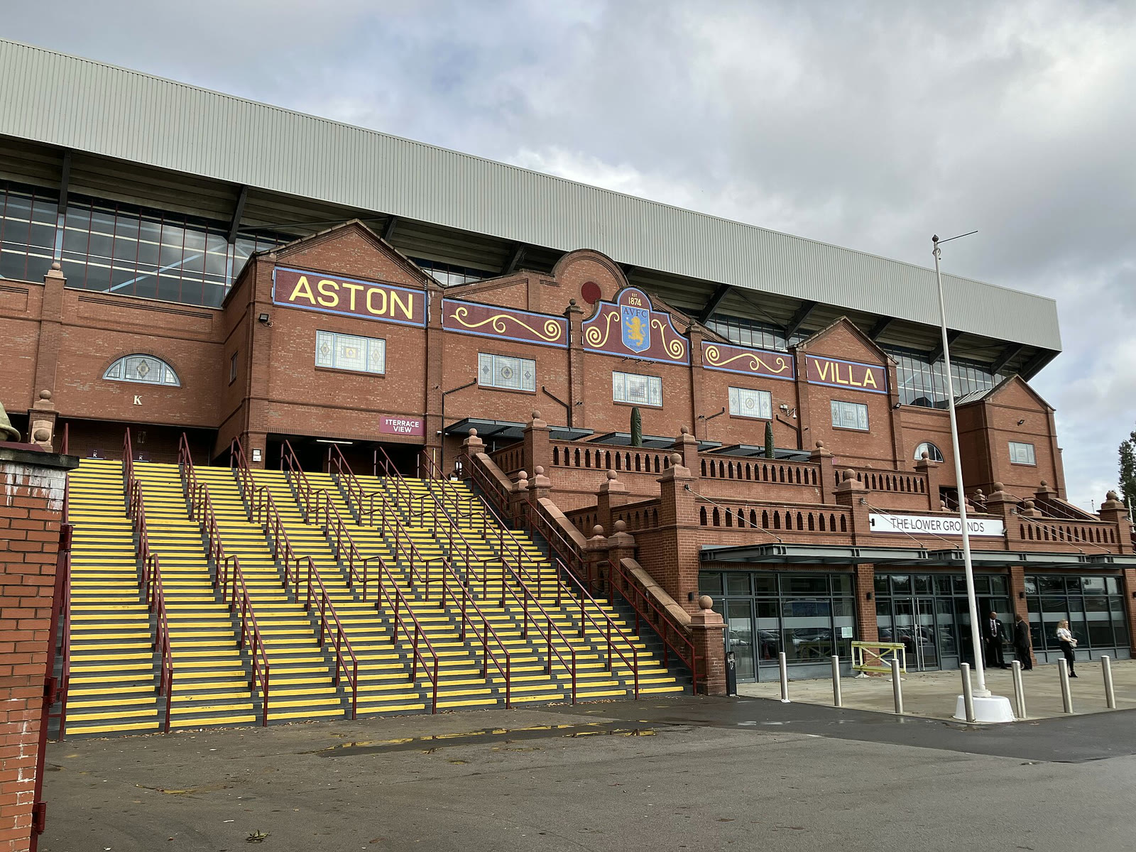 Aston Villa'nın stadı Villa Park'ın Holte End tribünü girişi